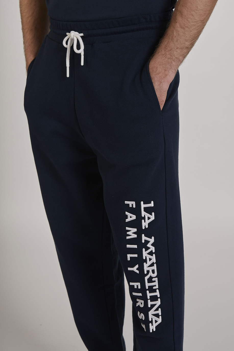 Pantalone da uomo modello jogger in cotone elasticizzato oversize