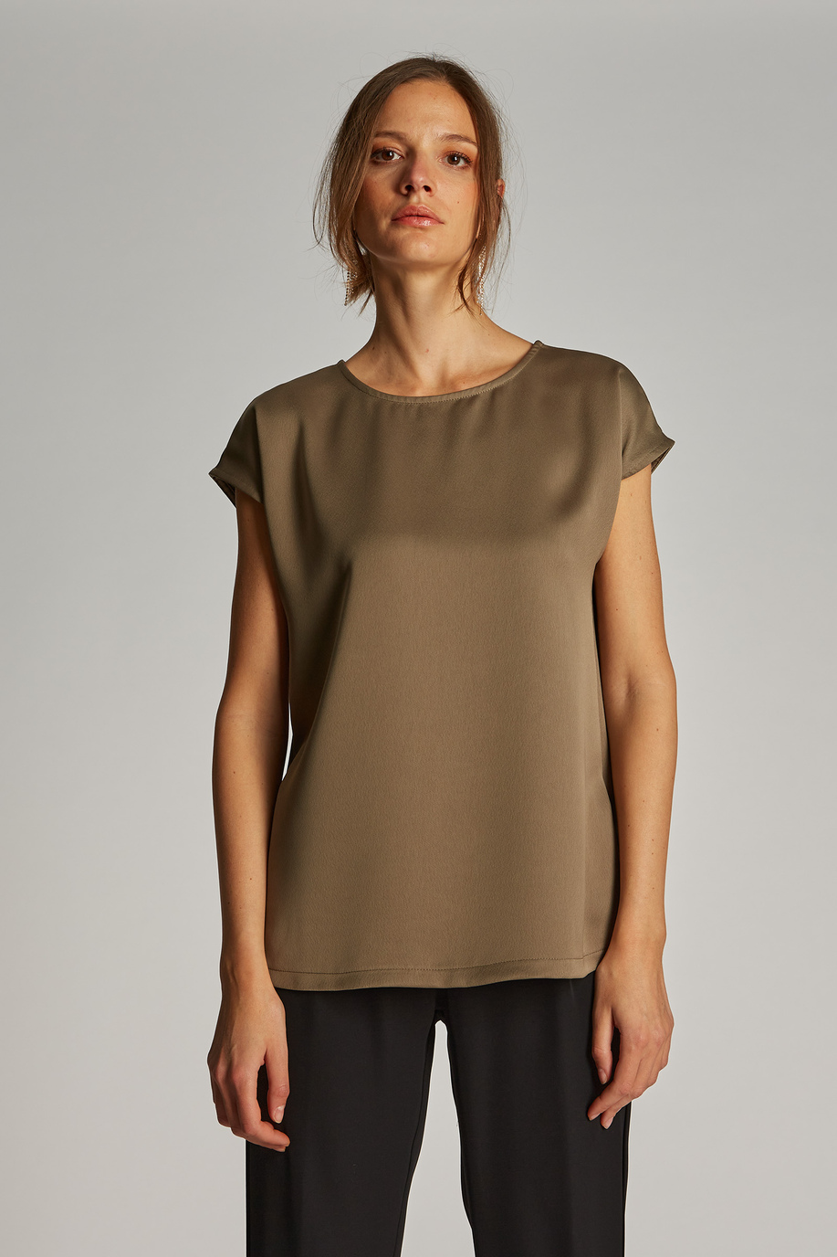 Women's short-sleeved shirt in silk-look crepe fabric