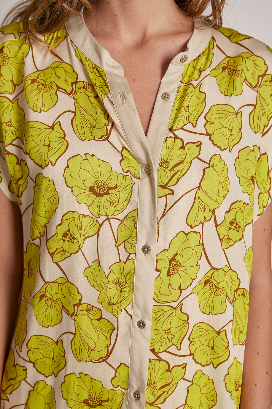 Camisa de mujer de viscosa, estampado floral, corte regular