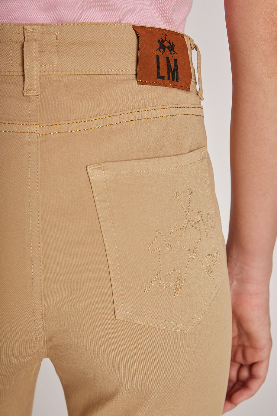 Pantalon femme en coton stretch, cinq poches et coupe classique